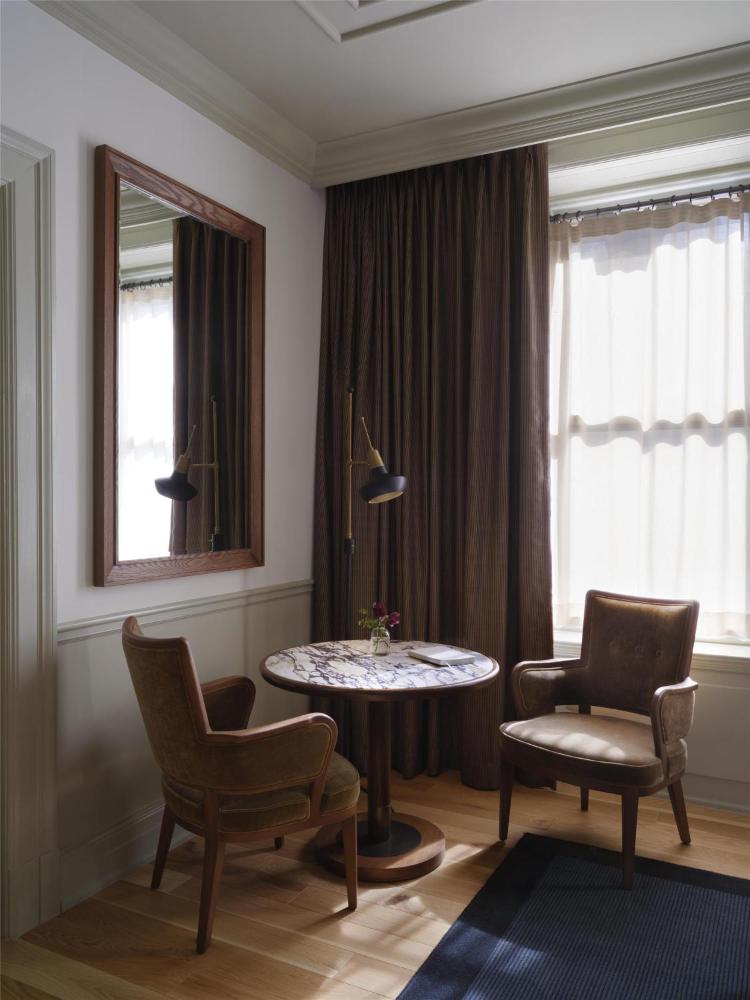 King Room with Courtyard View interior