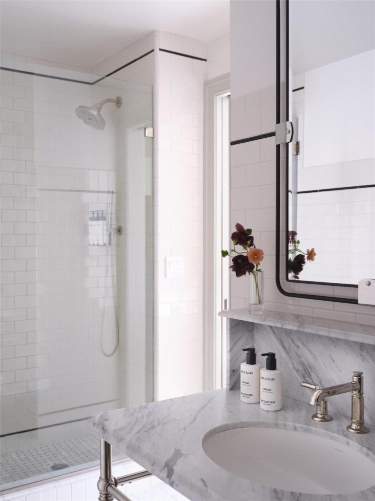 Deluxe Queen Room with Two Queen Beds interior