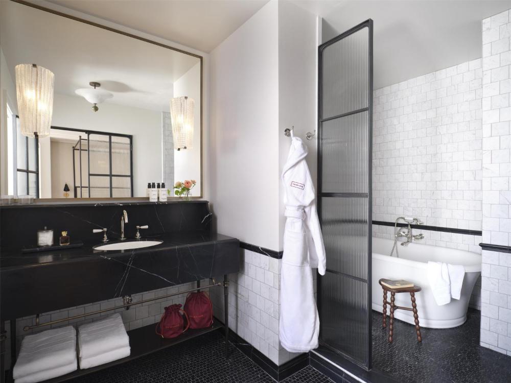 One-Bedroom Corner Suite with Accessible Tub interior